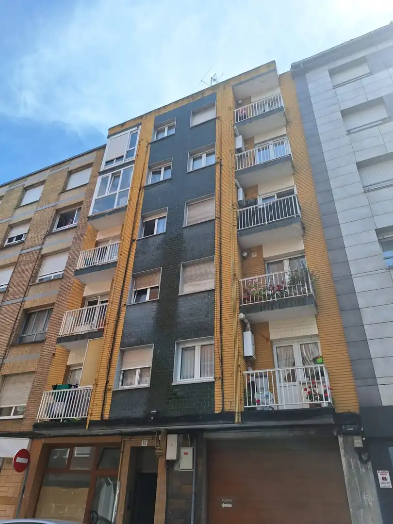 Vista exterior de Pis de lloguer en Gijón  amb Calefacció, Parquet i Balcó