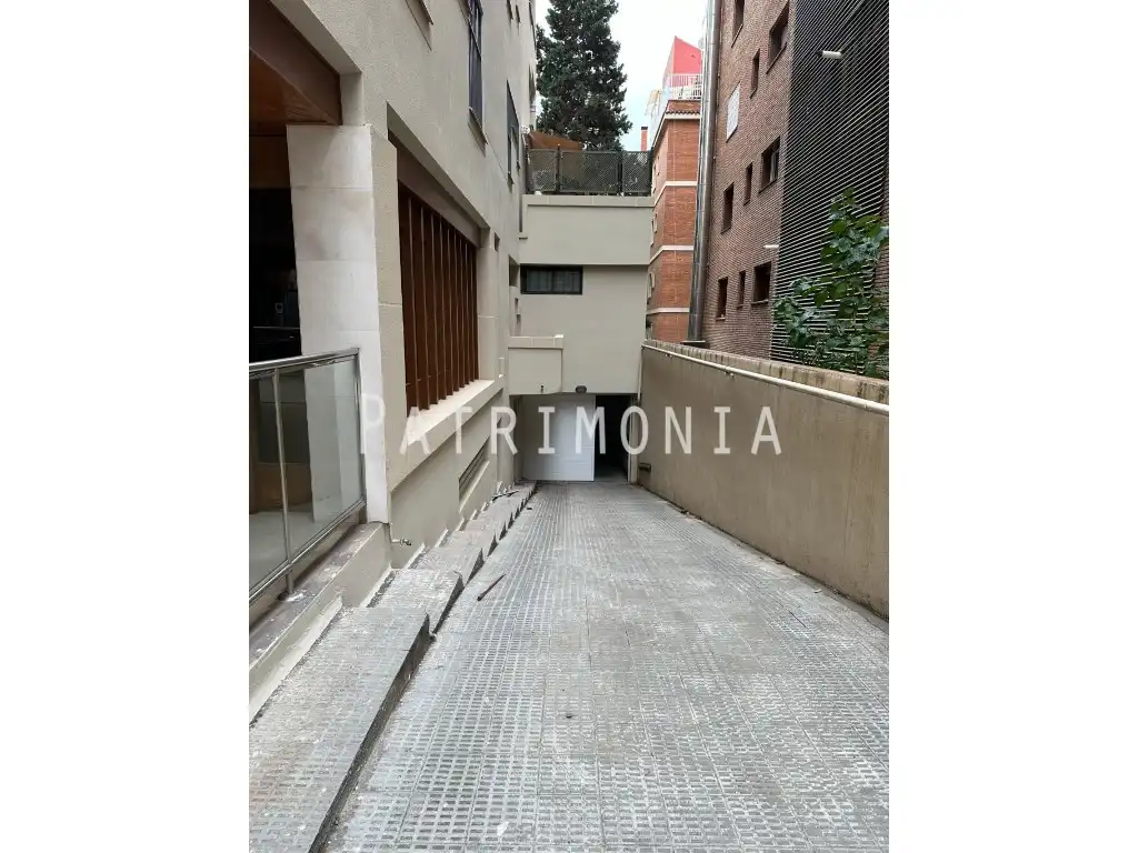 Vista exterior de Garatge en venda en Barcelona