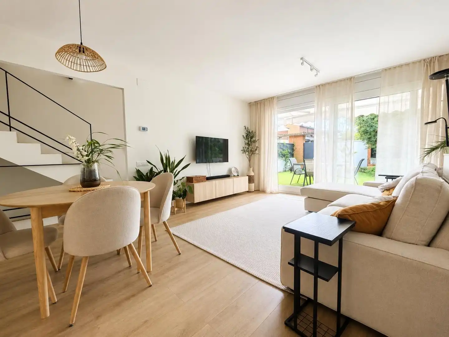 Sala de estar de Casa adosada en venta en Cunit con Aire acondicionado, Calefacción y Jardín privado