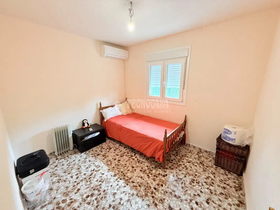 Schlafzimmer von Haus oder Chalet zum Verkauf in Cedillo del Condado mit Klimaanlage, Heizung und Privatgarten