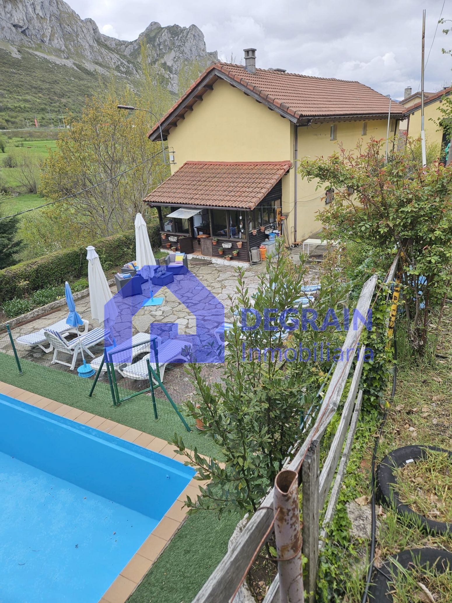 Exterior view of House or chalet for sale in Sena de Luna  with Heating, Terrace and Furnished