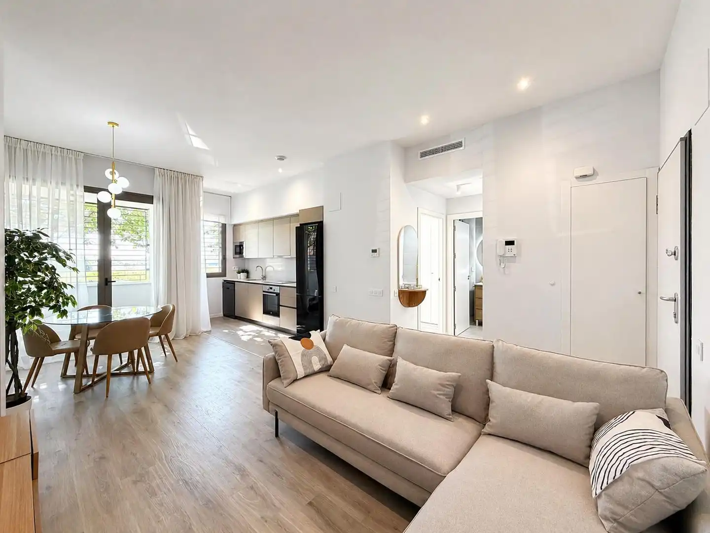 Living room of Flat for rent in  Valencia Capital  with Air Conditioner, Terrace and Community pool
