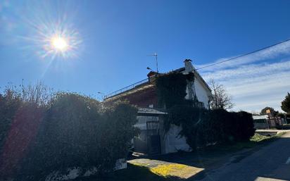 Vista exterior de Finca rústica en venda en Onzonilla amb Calefacció, Jardí privat i Terrassa