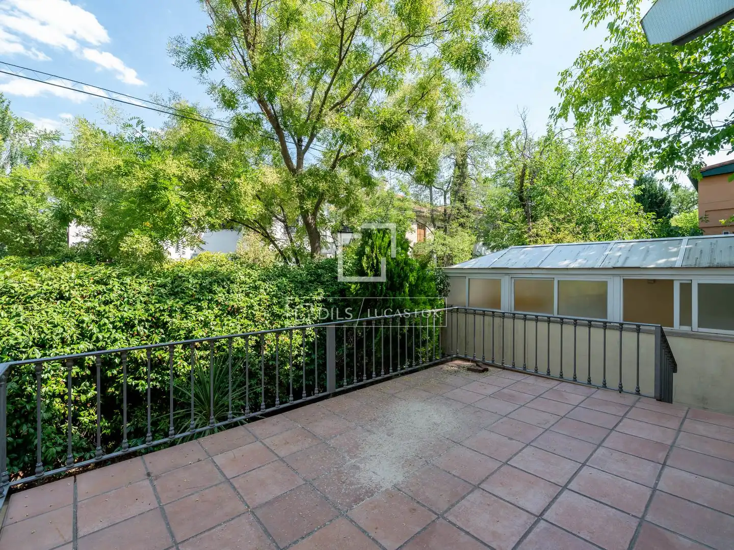 Terrassa de Casa o xalet en venda en Madrid amb Aire condicionat, Calefacció i Jardí privat