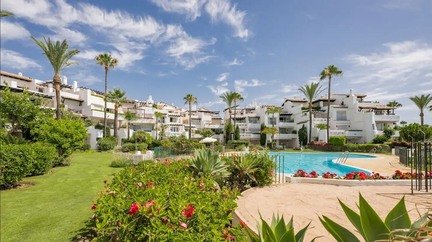 Vista exterior de Planta baixa en venda en Estepona amb Aire condicionat, Calefacció i Jardí privat