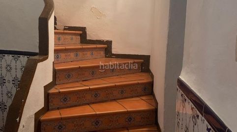 Es muy grande y tiene patio.