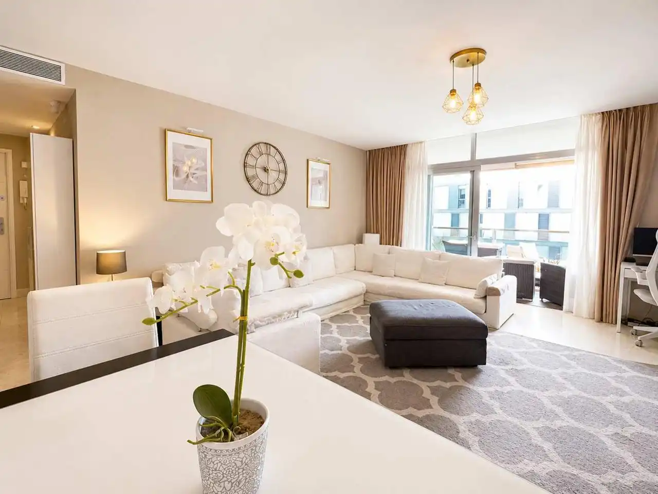 Wohnzimmer von Wohnungen zum Verkauf in Manilva mit Klimaanlage, Heizung und Terrasse