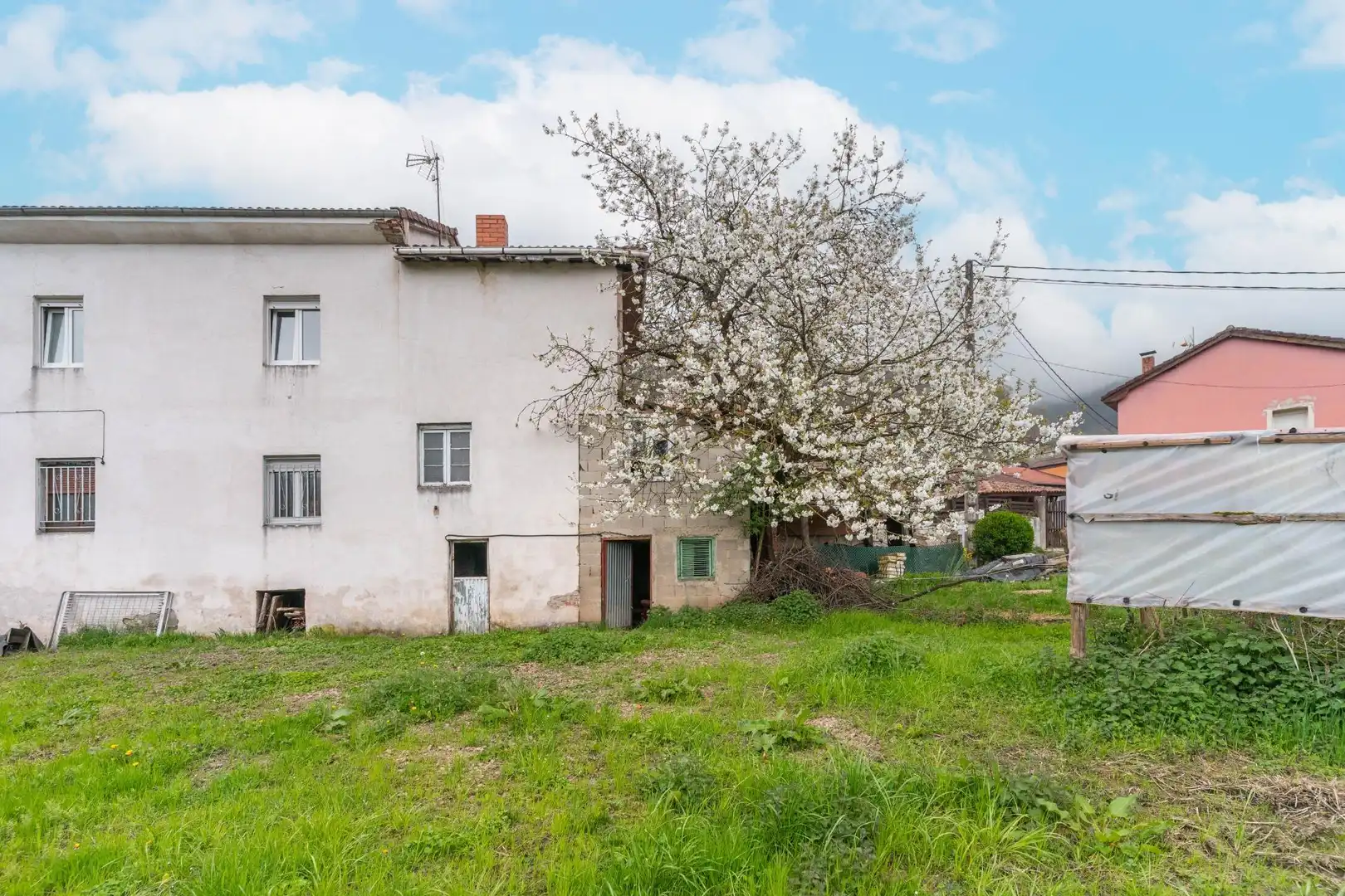 Vista exterior de Casa o xalet en venda en Laviana amb Calefacció, Jardí privat i Terrassa