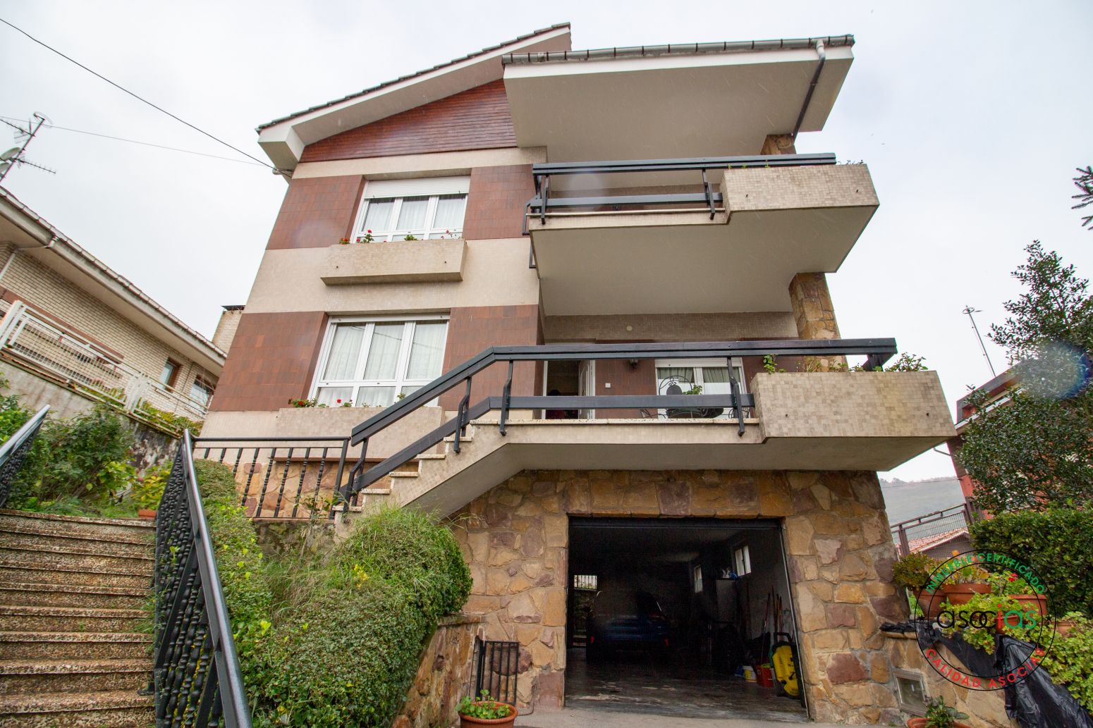 Vista exterior de Casa o xalet en venda en Oviedo  amb Calefacció i Jardí privat