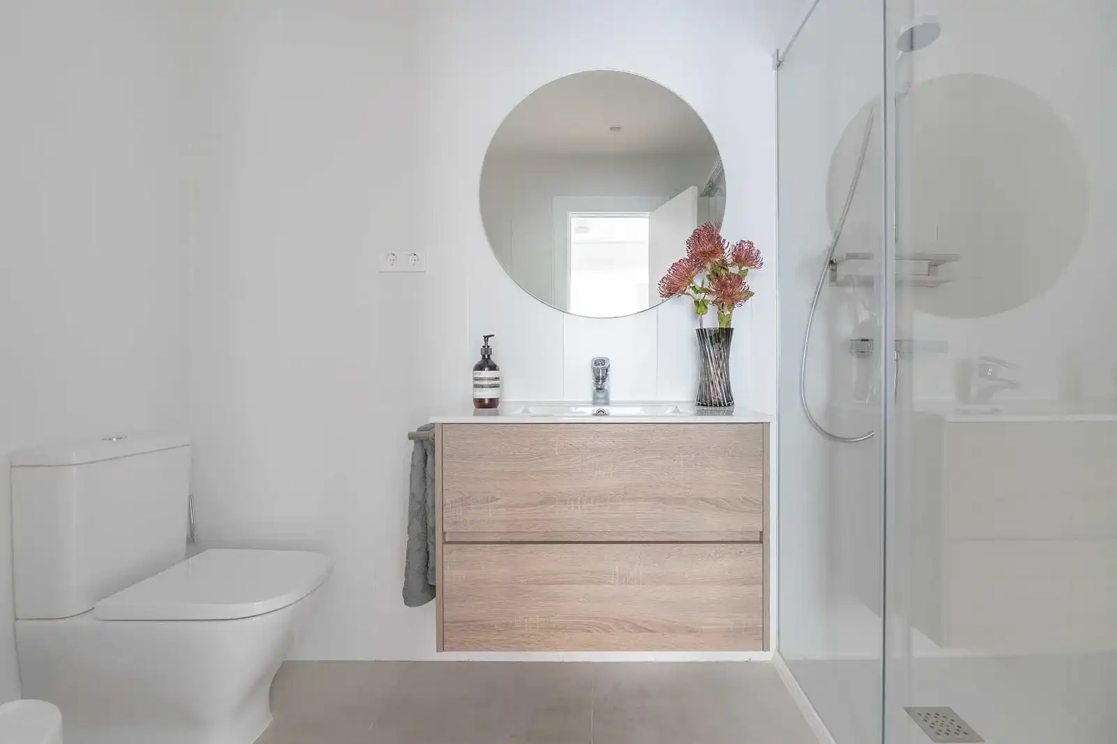 Baño de Apartamento de alquiler en Madrid con Aire acondicionado, Calefacción y Piscina