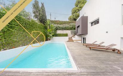 Swimming pool of House or chalet for sale in  Barcelona Capital  with Air Conditioner, Heating and Private garden