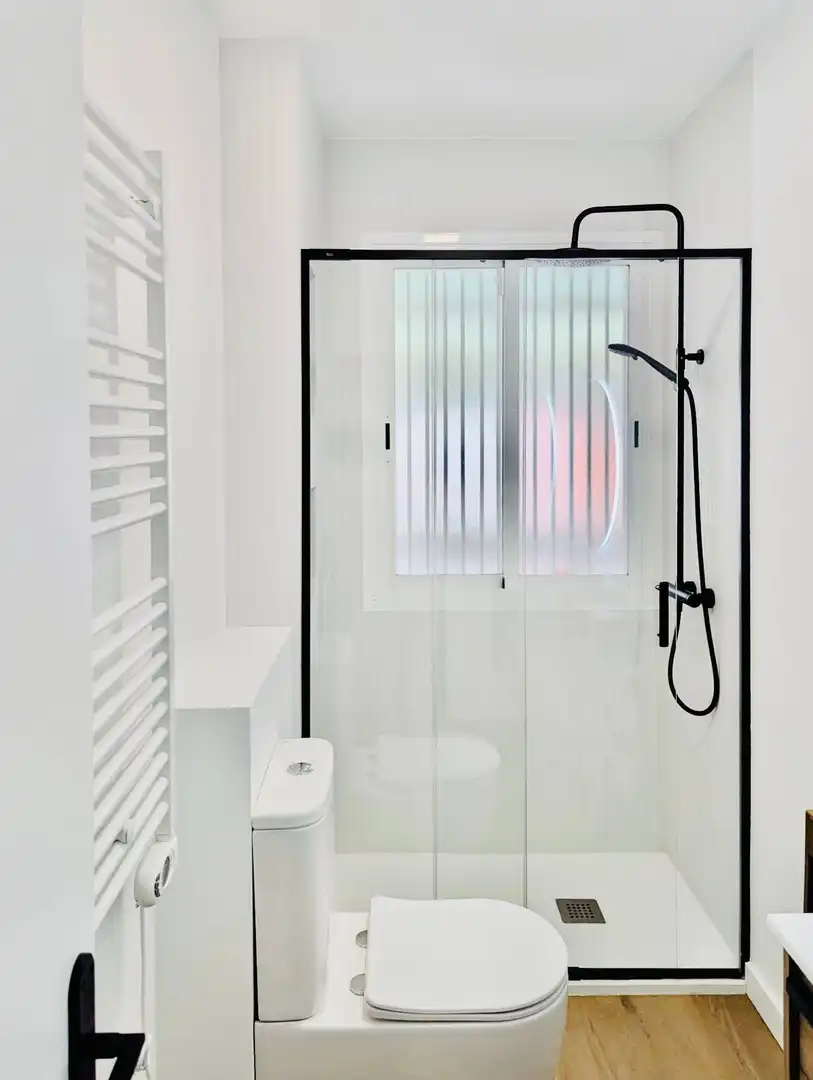 Bany de Apartament de lloguer en Madrid amb Calefacció, Parquet i Terrassa