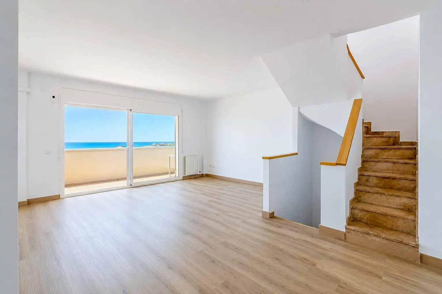 Living room of Flat for sale in Sitges  with Air Conditioner, Heating and Parquet flooring