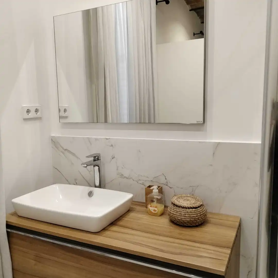 Badezimmer von Wohnungen zur Miete in Barcelona mit Balkon