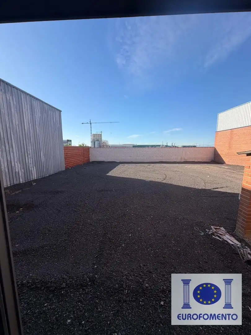 Parkplatz von Fabrikhallen zur Miete in Huecas
