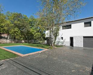 Piscina de Casa adosada en venda en Castellar del Vallès