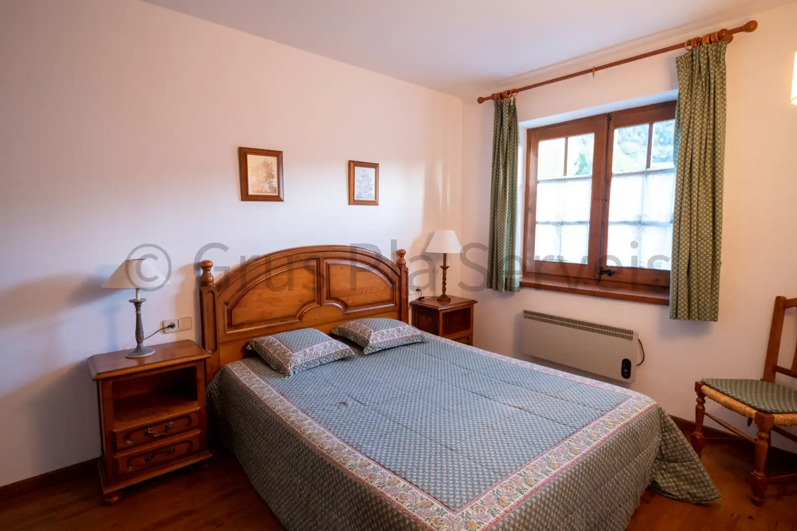 Habitación de Casa adosada en venta en Urús con Calefacción, Parquet y Amueblado