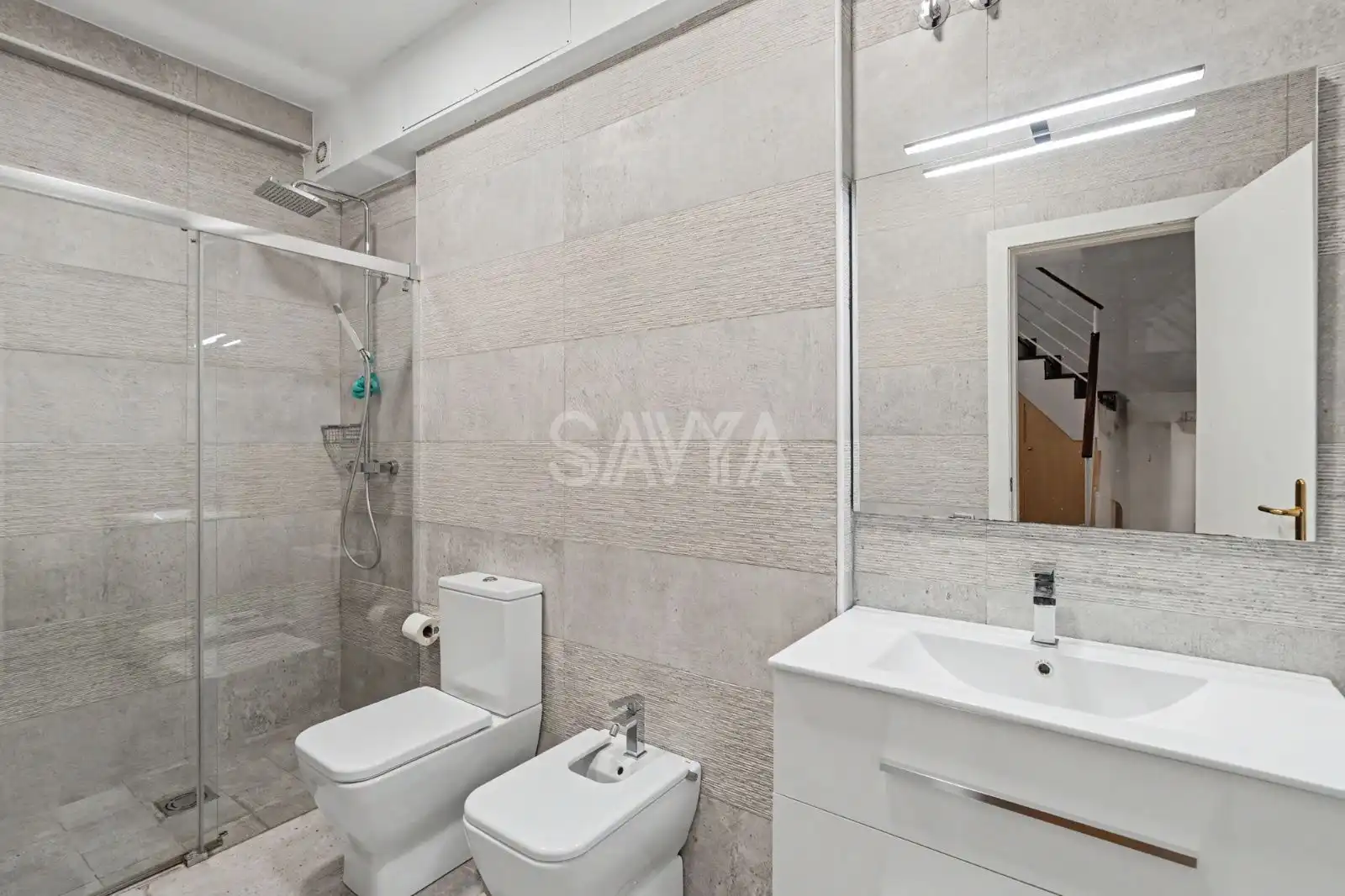 Baño de Casa adosada de alquiler en Barcelona con Aire acondicionado, Calefacción y Parquet