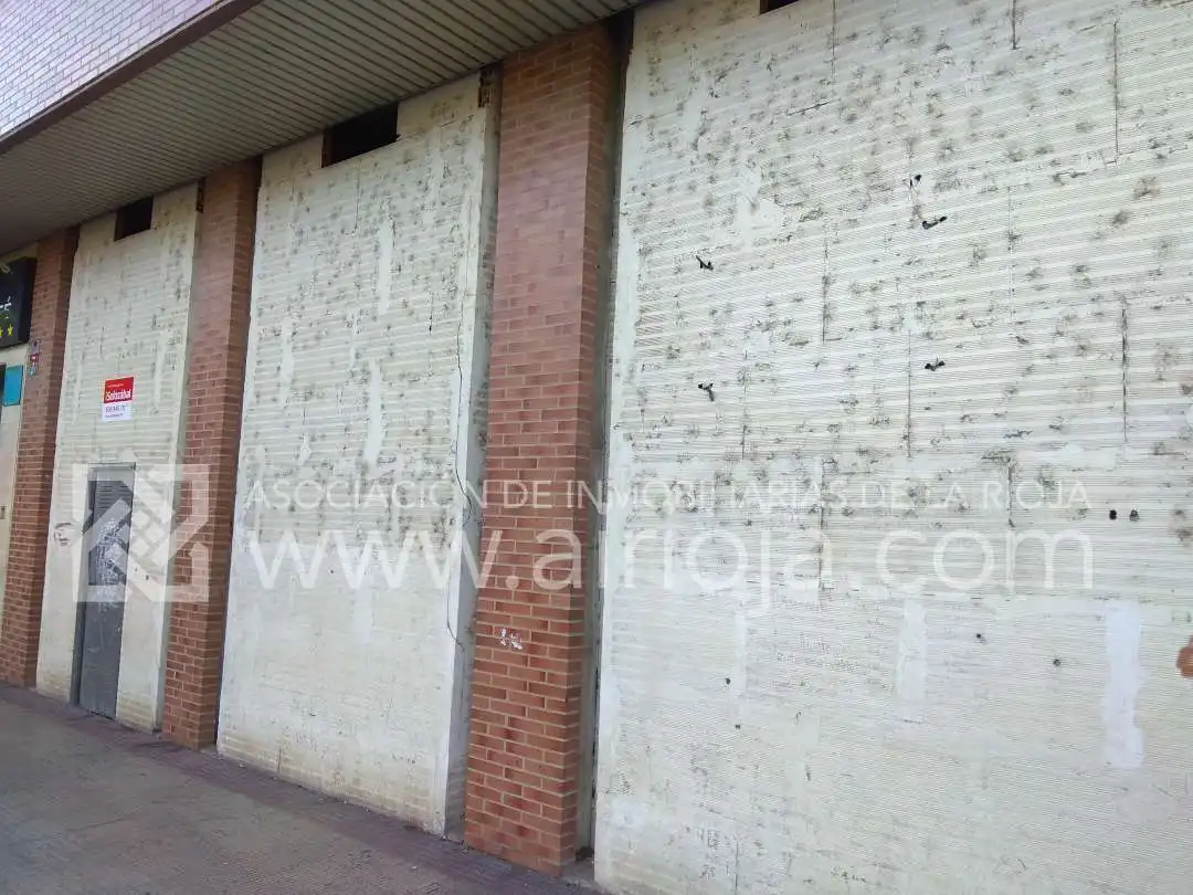 Vista exterior de Local de alquiler en  Logroño