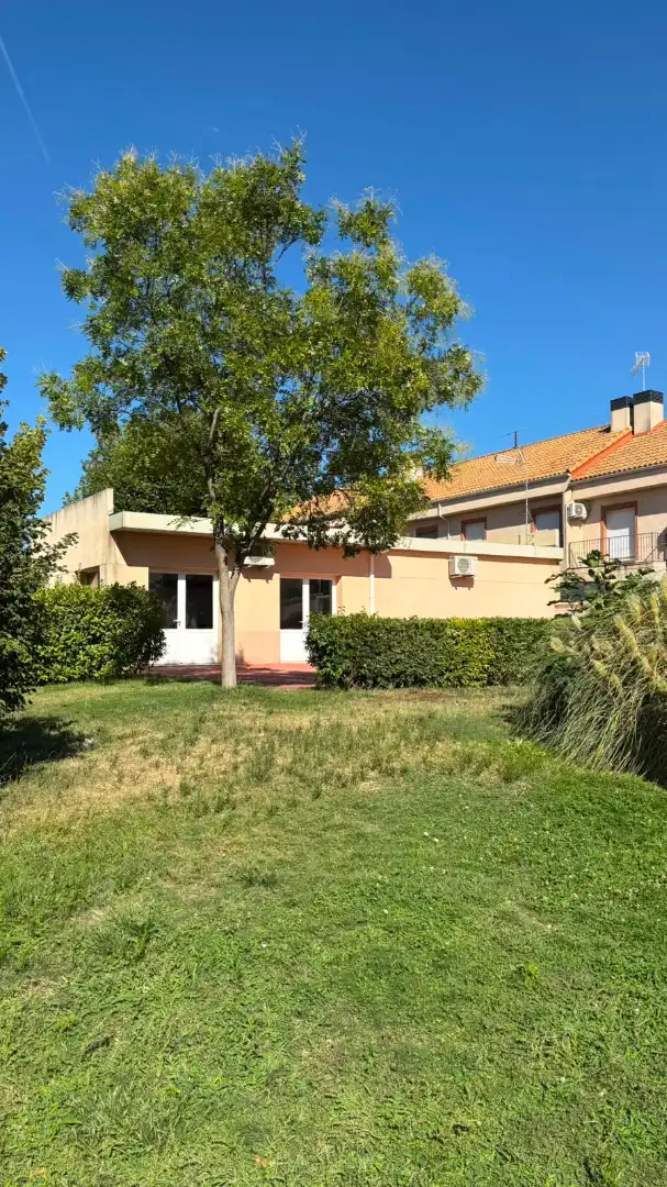 Vista exterior de Casa adosada en venta en Seseña con Calefacción, Jardín privado y Terraza