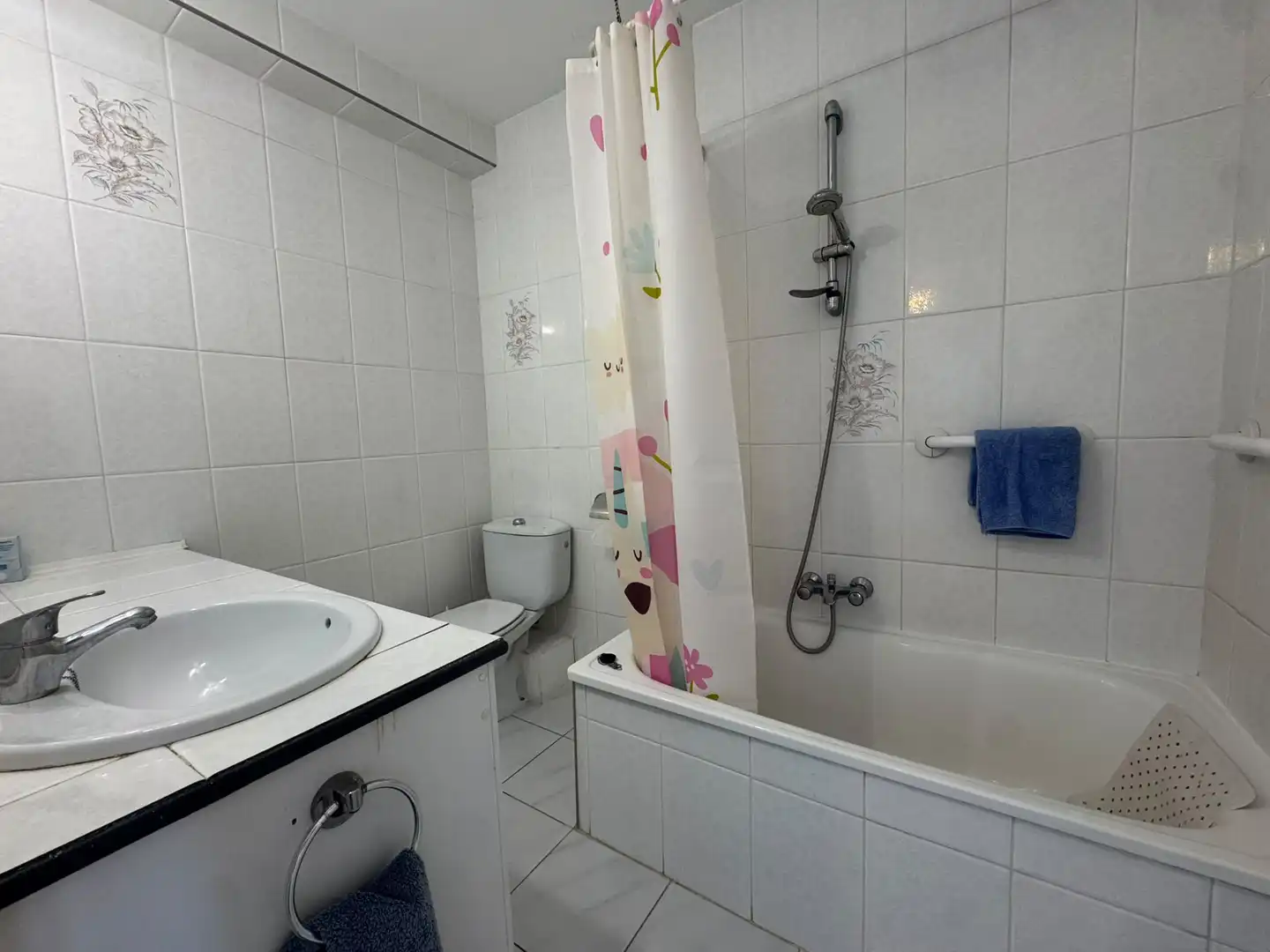 Baño de Apartamento en venta en Estepona con Terraza, Piscina y Amueblado