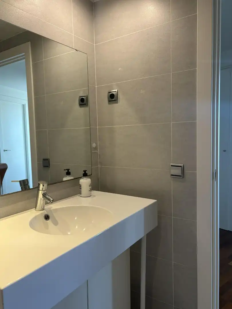Badezimmer von Wohnung zum Verkauf in Barcelona mit Balkon