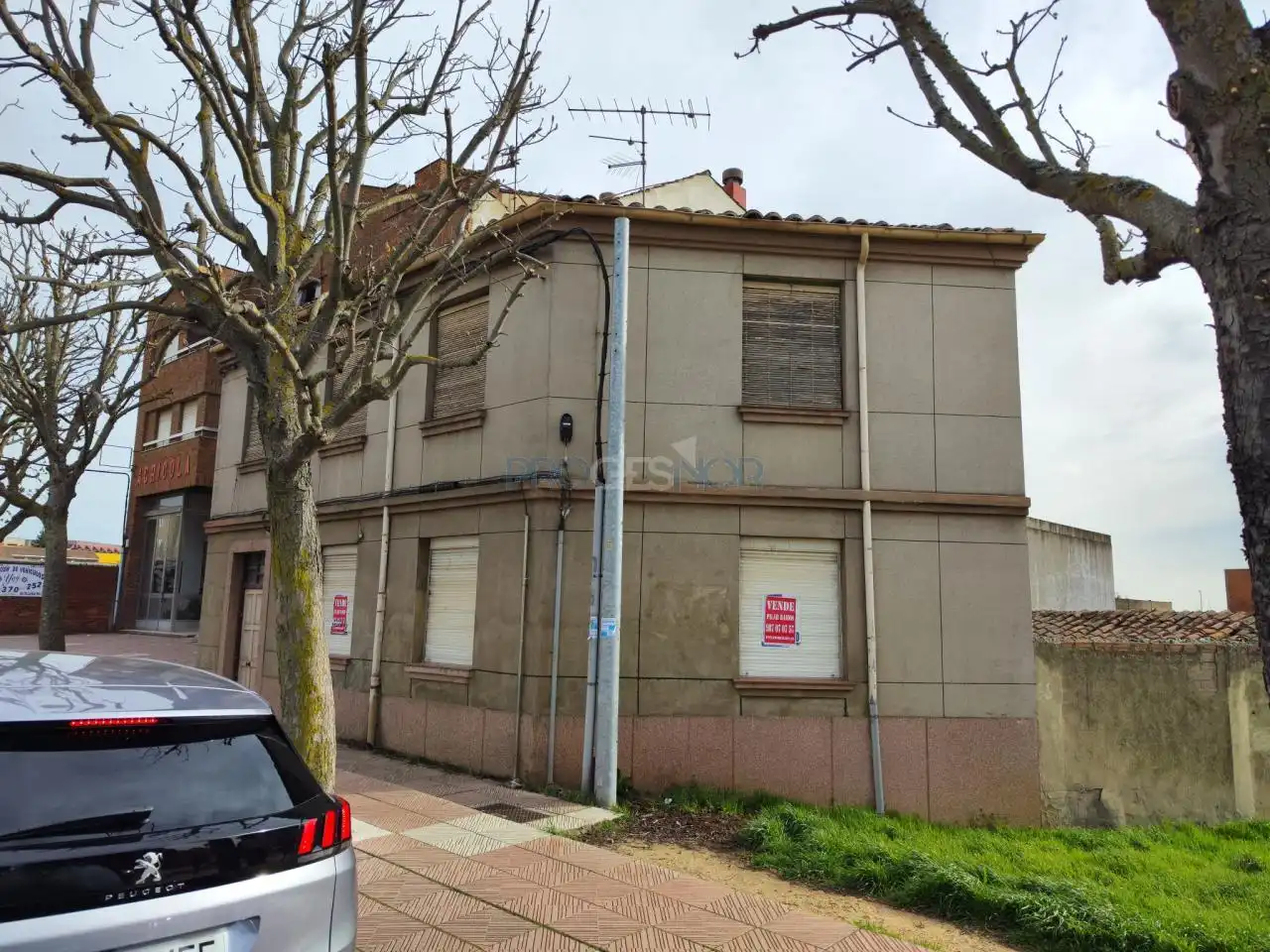 Vista exterior de Casa o xalet en venda en León Capital  amb Jardí privat i Traster