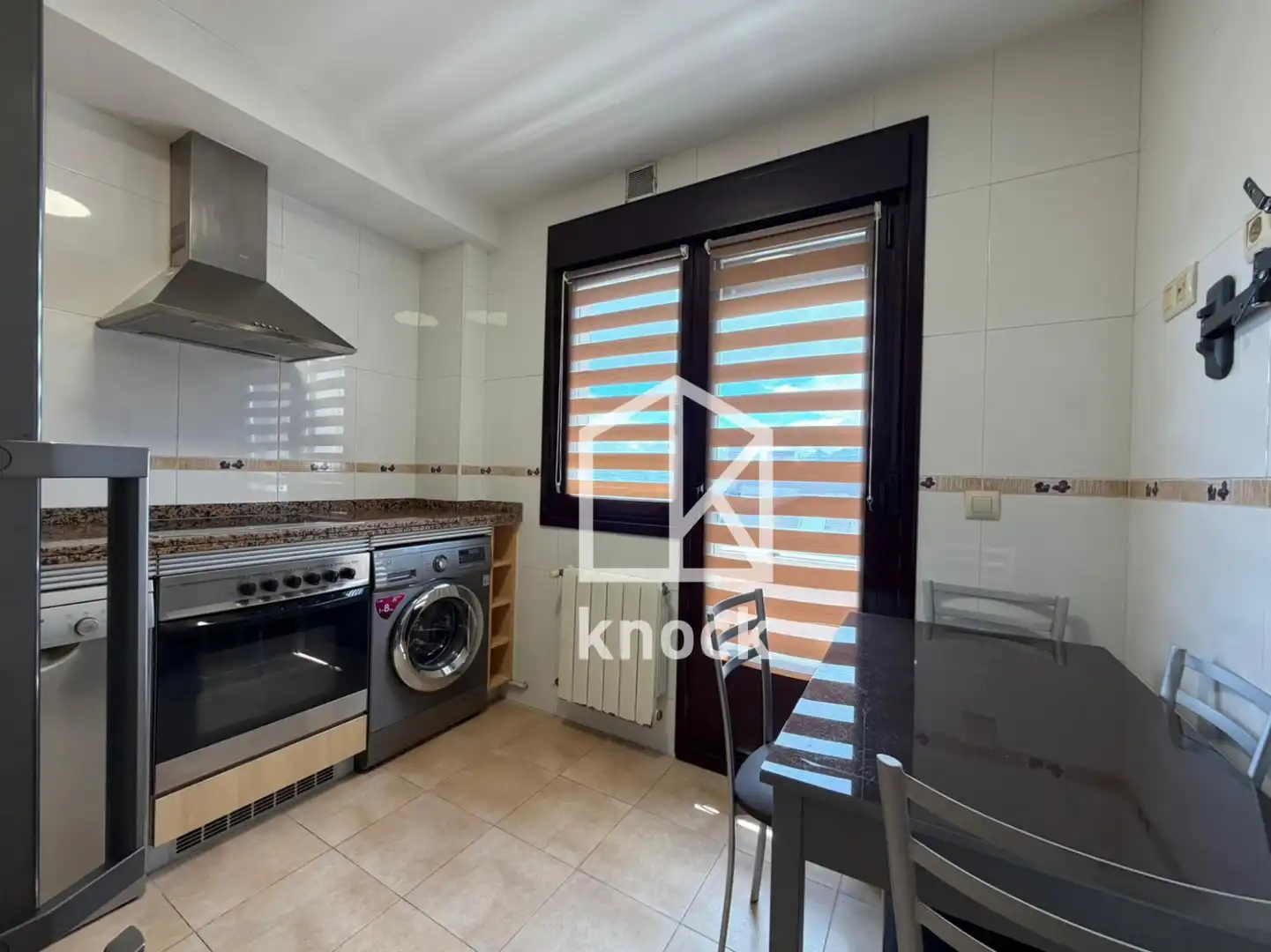 Cocina de Piso en venta en Oviedo  con Calefacción, Jardín privado y Trastero