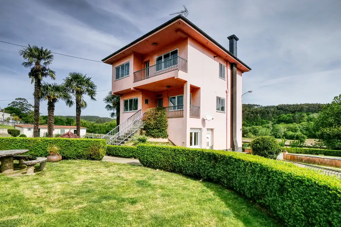 Vista exterior de Casa o chalet en venta en A Laracha   con Calefacción, Jardín privado y Trastero