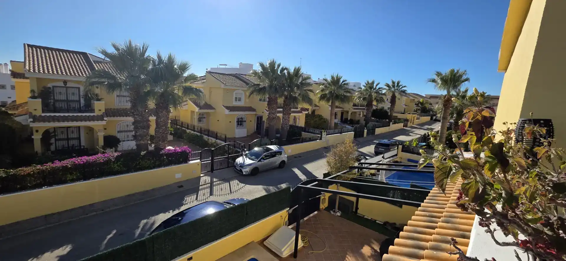 Vista exterior de Casa o xalet en venda en Orihuela amb Aire condicionat, Piscina i Balcó
