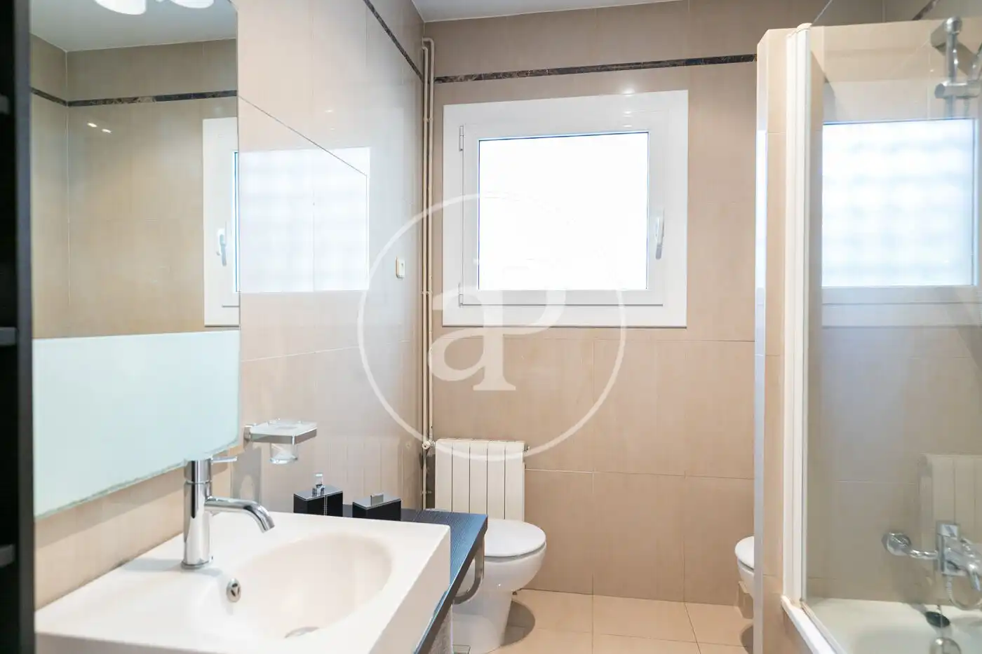 Baño de Piso en venta en Barcelona con Calefacción, Jardín privado y Terraza