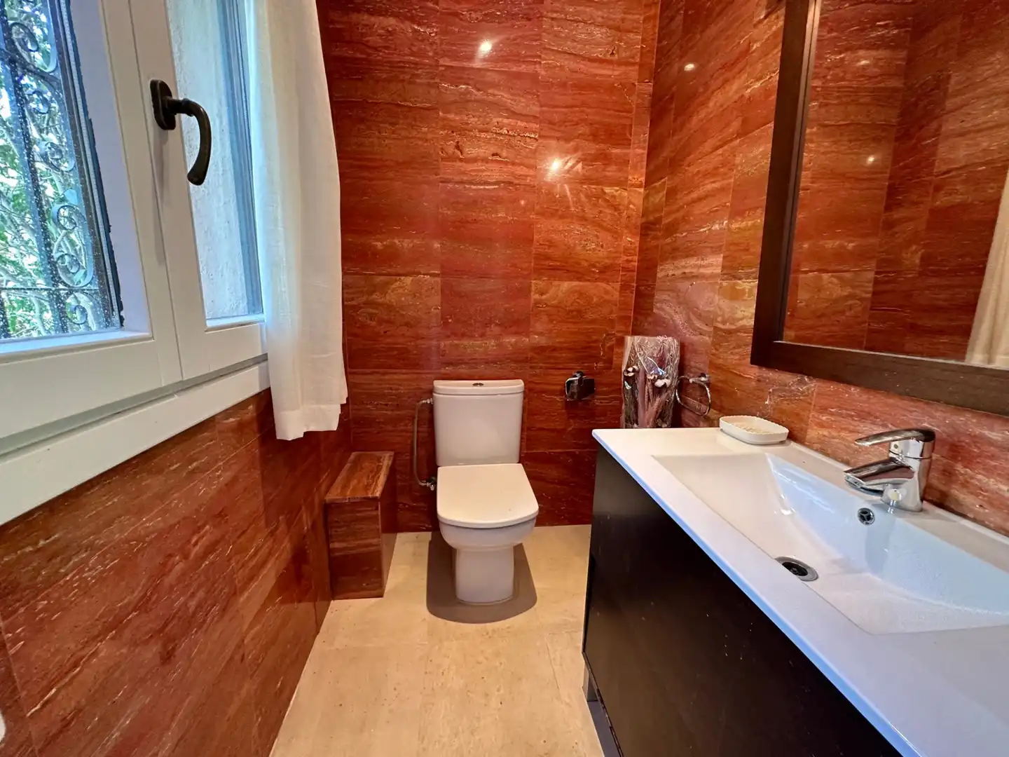 Badezimmer von Einfamilien-Reihenhaus zum Verkauf in Marbella mit Klimaanlage, Privatgarten und Terrasse