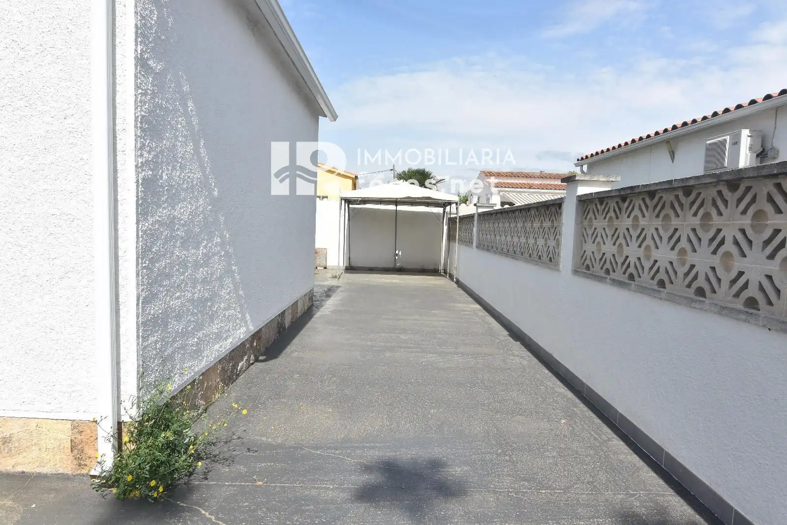 Exterior view of Houses for sale in Empuriabrava  with Air Conditioner