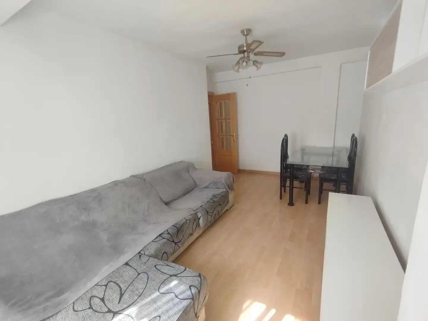 Living room of Flat for sale in Zaragoza  with Heating, Parquet flooring and Furnished