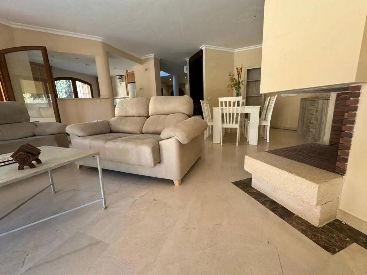 Wohnzimmer von Einfamilien-Reihenhaus zum Verkauf in Cartagena mit Klimaanlage, Privatgarten und Terrasse