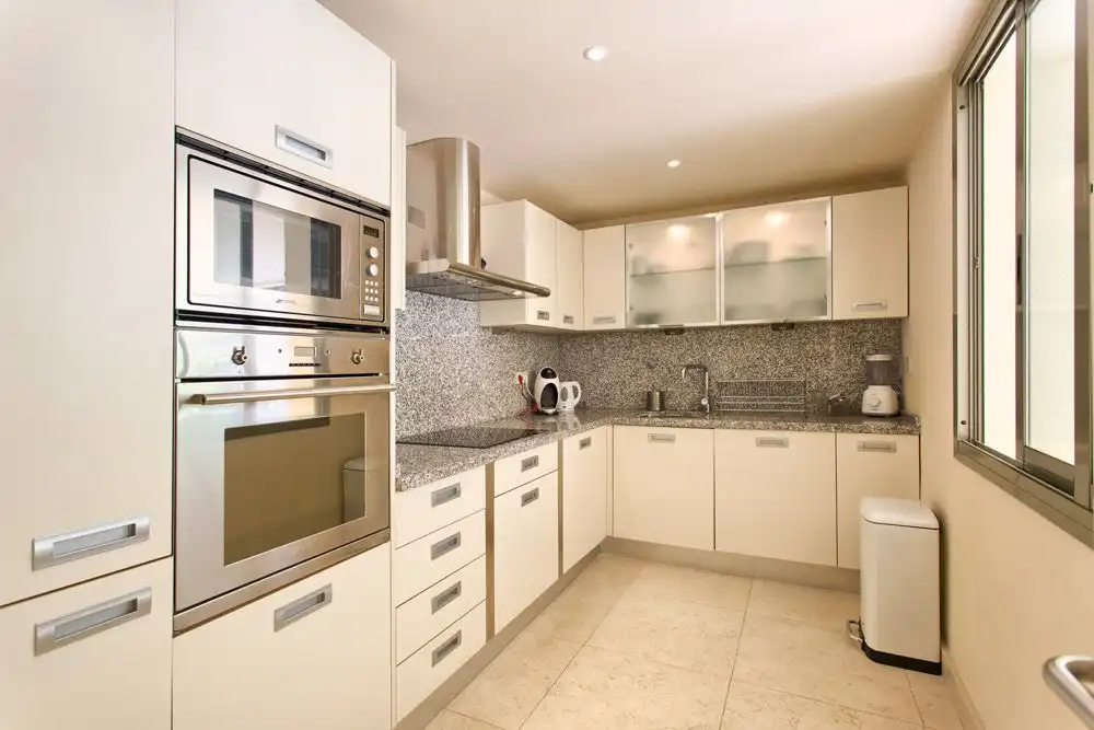 Cocina de Apartamento de alquiler en Benahavís con Aire acondicionado, Calefacción y Jardín privado