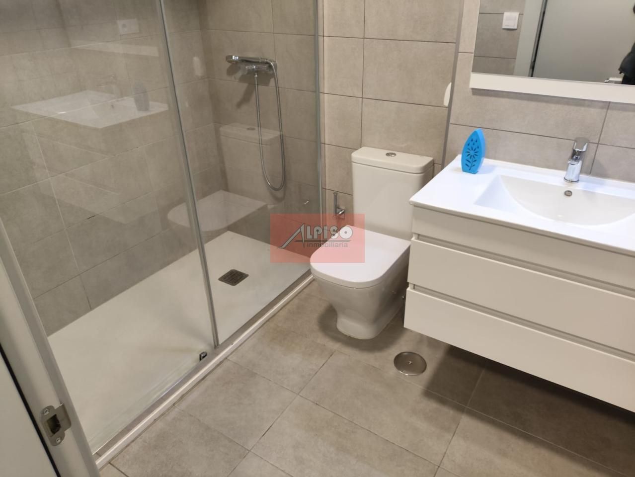 Bany de Apartament de lloguer en Ourense Capital  amb Calefacció i Balcó