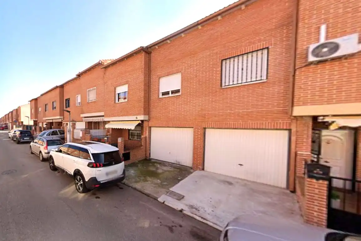 Vista exterior de Casa adosada en venda en Chozas de Canales
