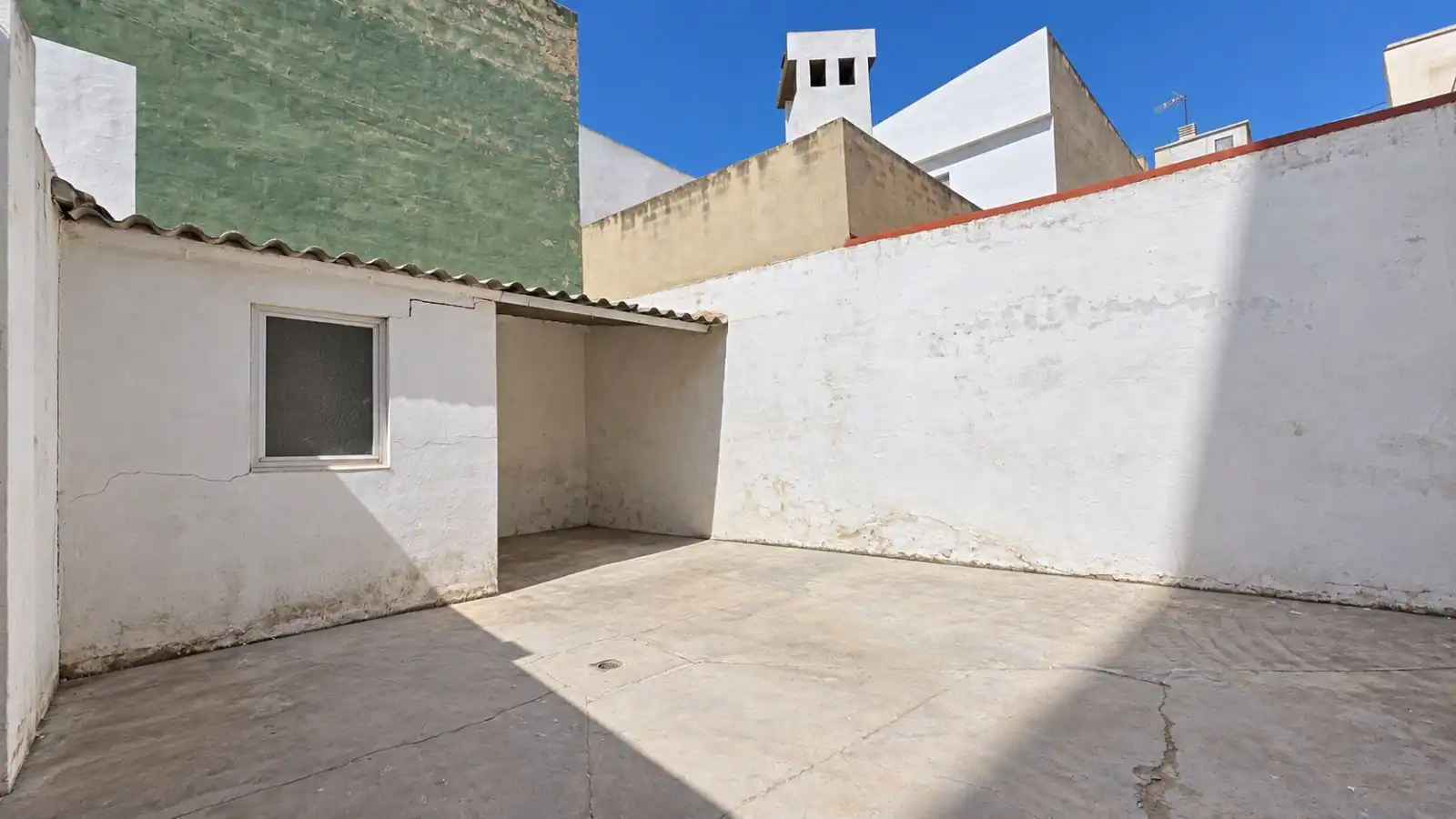 Vista exterior de Local en venda en Valencia amb Terrassa