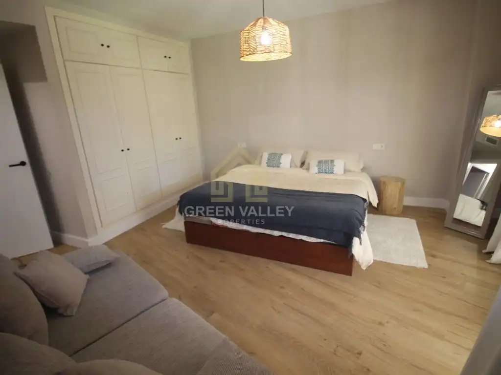 Schlafzimmer von Wohnungen zum Verkauf in Sotogrande mit Klimaanlage, Heizung und Privatgarten