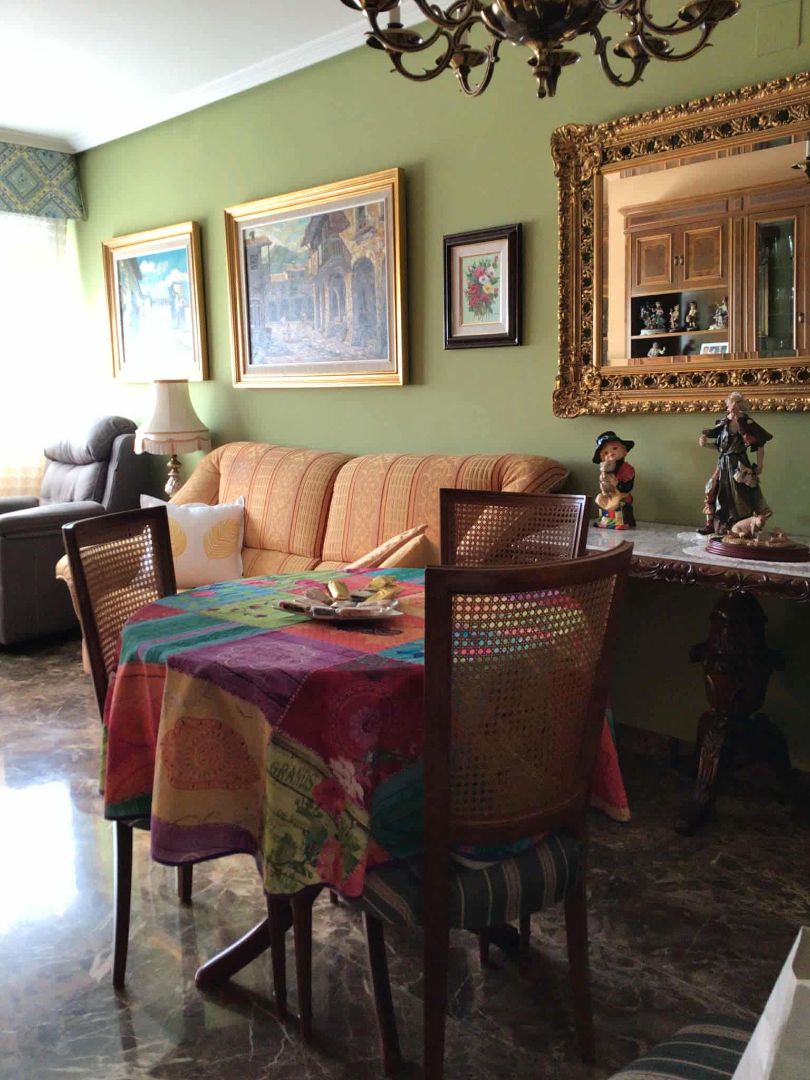 Menjador de Pis de lloguer en  Zaragoza Capital amb Calefacció, Parquet i Moblat