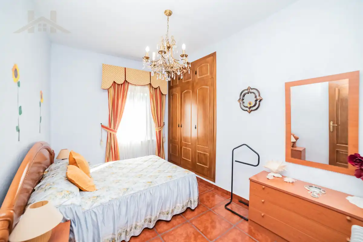 Dormitori de Casa o xalet en venda en Sevilla la Nueva amb Calefacció, Jardí privat i Piscina