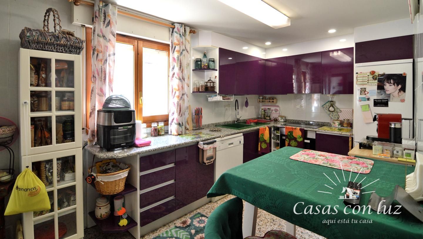 Cuina de Casa adosada en venda en  Zaragoza Capital amb Aire condicionat, Calefacció i Jardí privat
