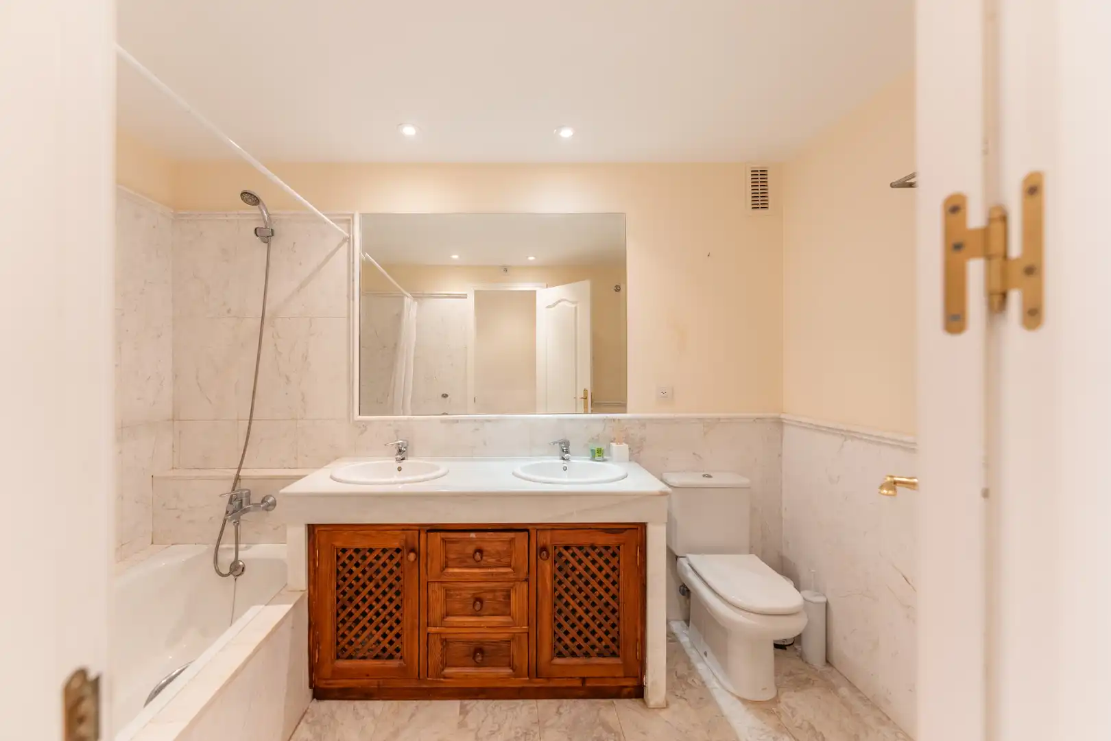 Bathroom of Apartments for rent in Estepona  with Air Conditioner, Heating and Parquet flooring