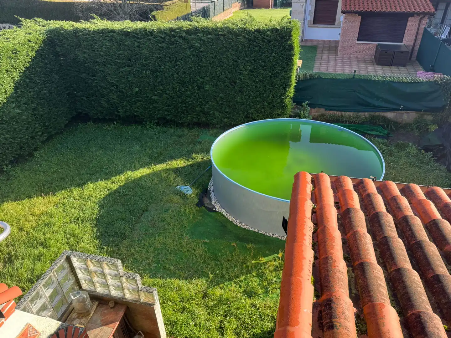 Schwimmbecken von Einfamilien-Reihenhaus zum Verkauf in Polanco mit Heizung, Privatgarten und Terrasse