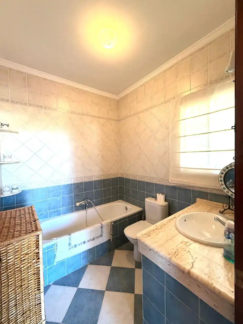 Bany de Casa o xalet en venda en Antequera amb Jardí privat, Terrassa i Traster