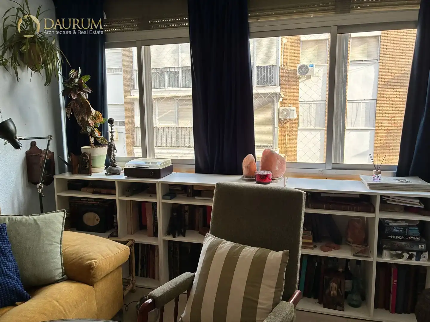 Living room of Flat for sale in Sevilla  with Air Conditioner and Furnished