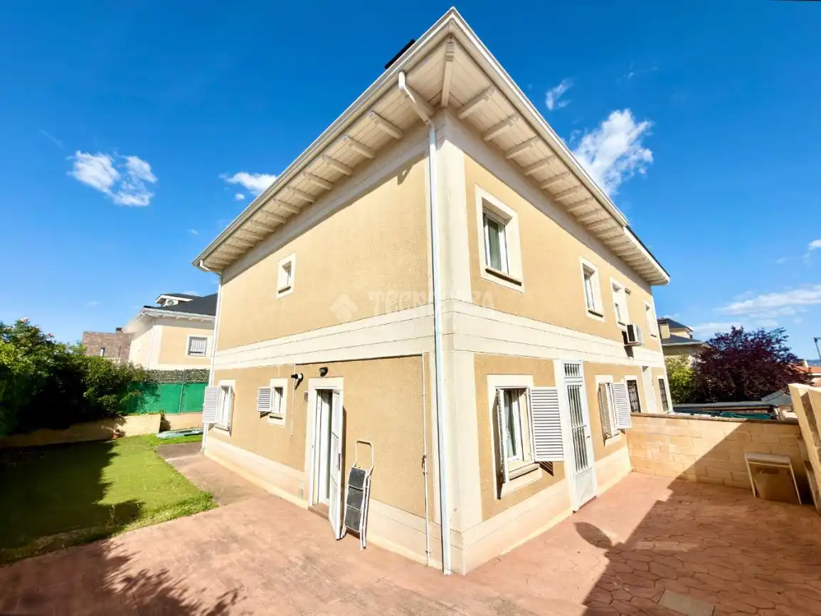 Vista exterior de Casa adosada en venta en Cabanillas del Campo con Calefacción