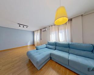 Sala d'estar de Àtic en venda en Illescas amb Aire condicionat, Terrassa i Piscina