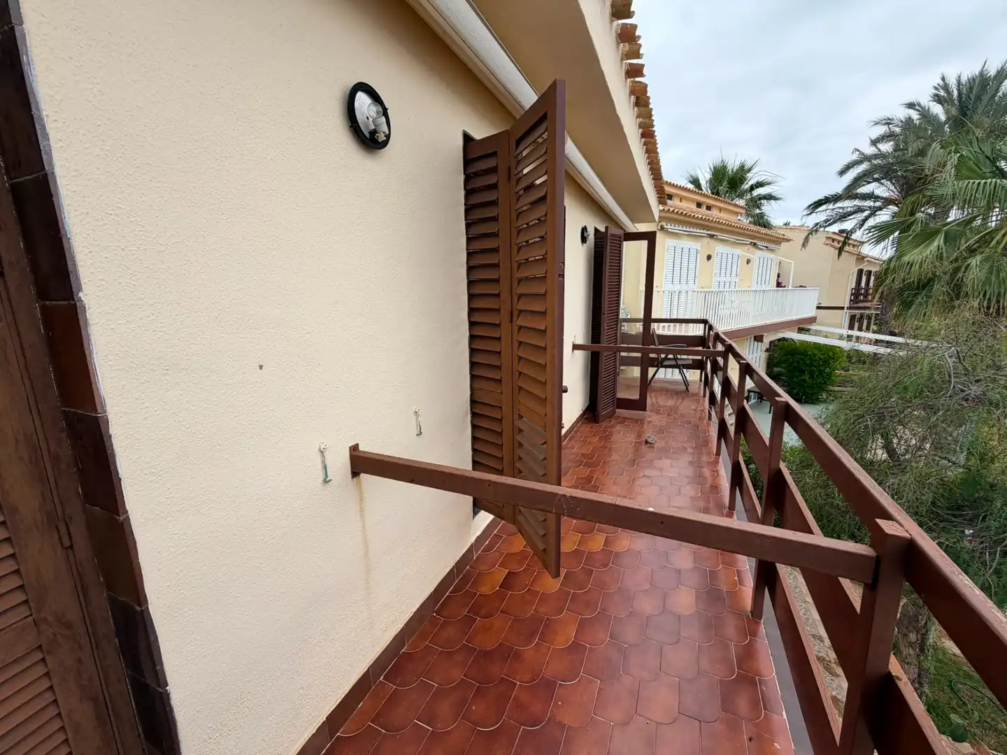 Terrasse von Einfamilien-Reihenhaus zur Miete in La Manga del Mar Menor mit Privatgarten, Terrasse und Möbliert